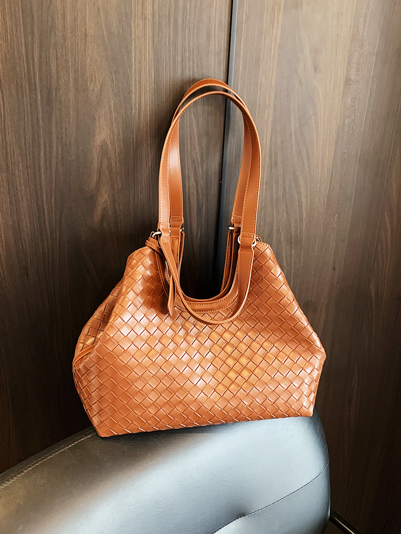 new Cross-border Style High-end Niche Woven Large-capacity Tote Bucket Bag Fashionable Retro Single-shoulder Handbag