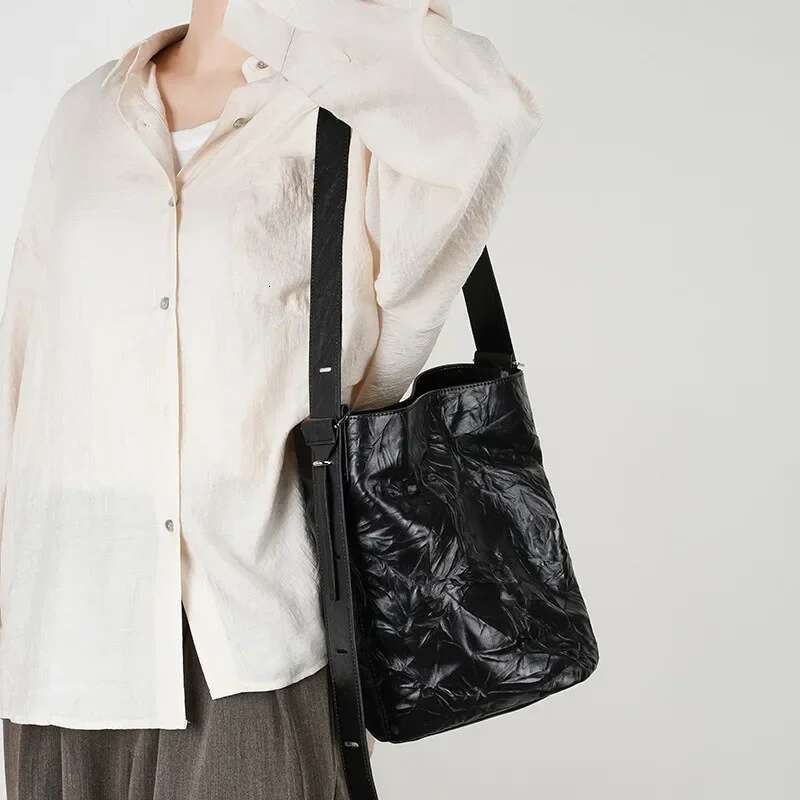 OEMG 2025 Spring And Summer Lazy Comfortable Fold Head Layer Cowhide Bucket Women's New Advanced Sense Tote Bag Leather