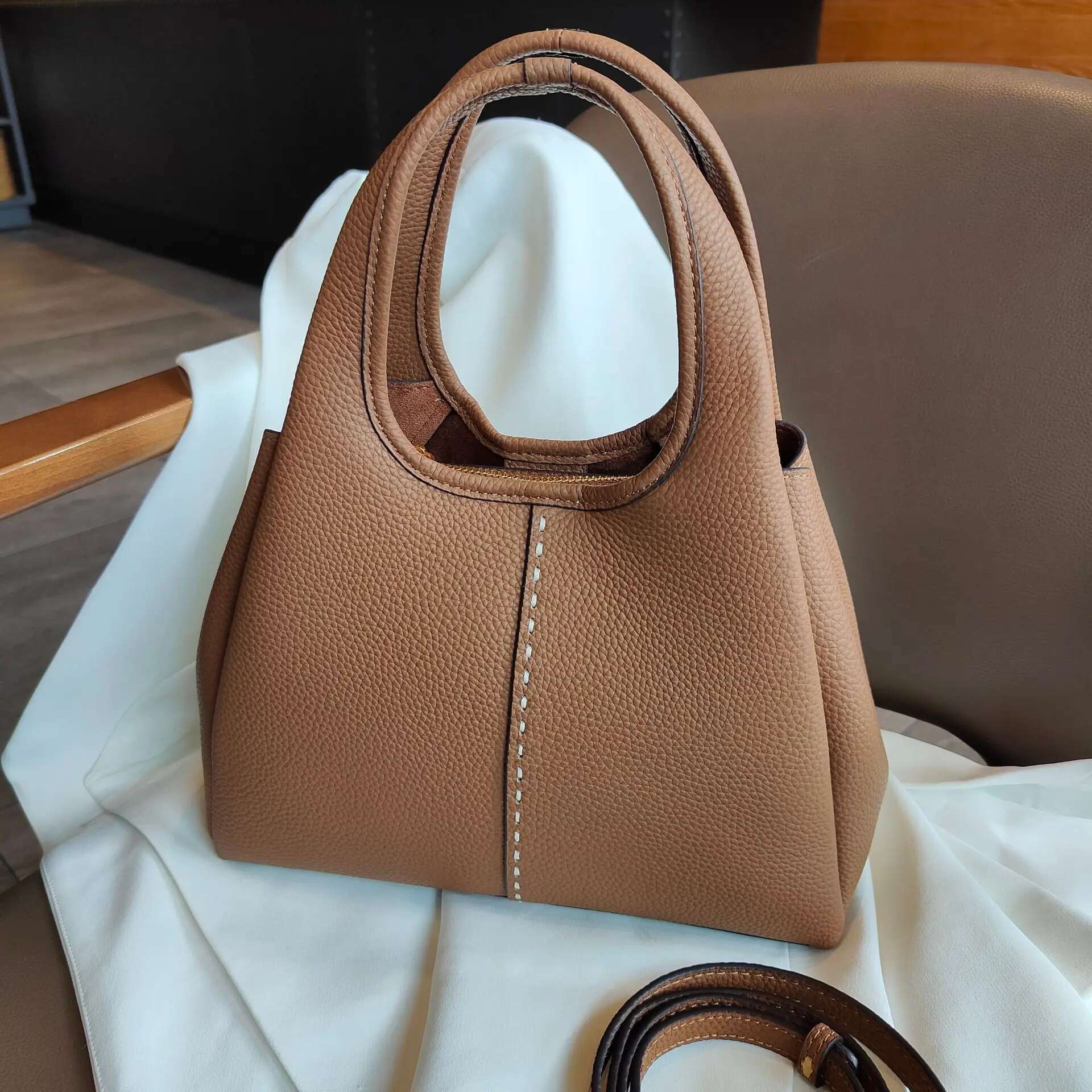 High-End Bucket 2024 New Fashion Versatile First Layer Cowhide Soft Leather Color Block Ladies Bag
