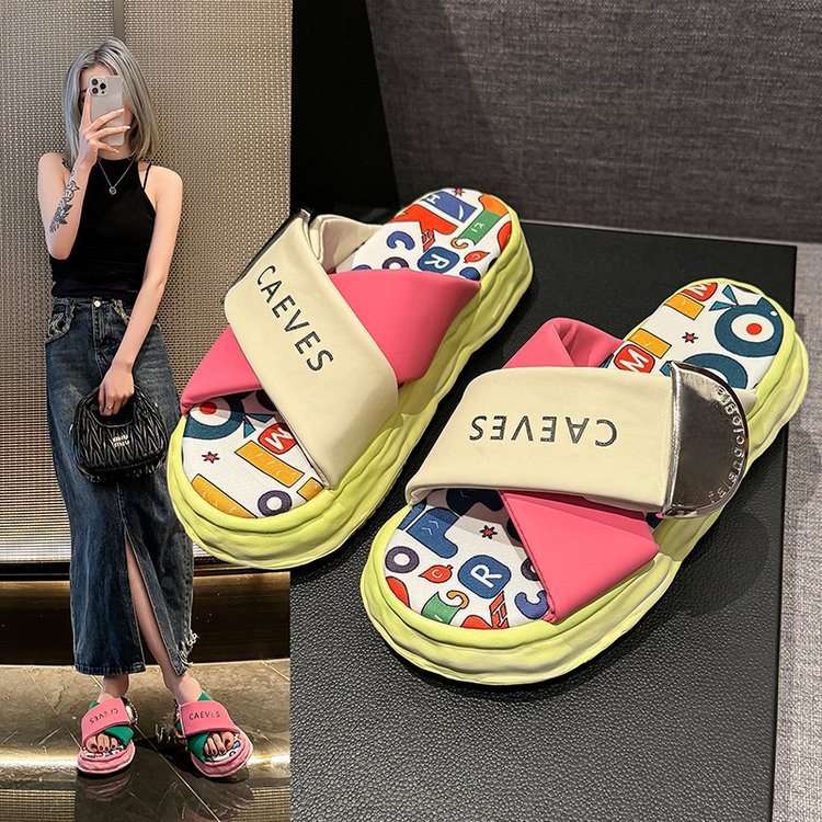 Ladies 2025 summer new fashion good-looking graffiti cartoon cute thick soles super soft flip-flops wear beach shoes