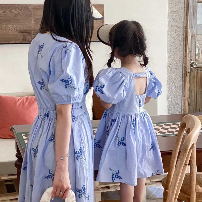 Like a mother the daughter is dressed in an elegant and beautiful princess dress suitable for womens blue short sleeved frog S2548