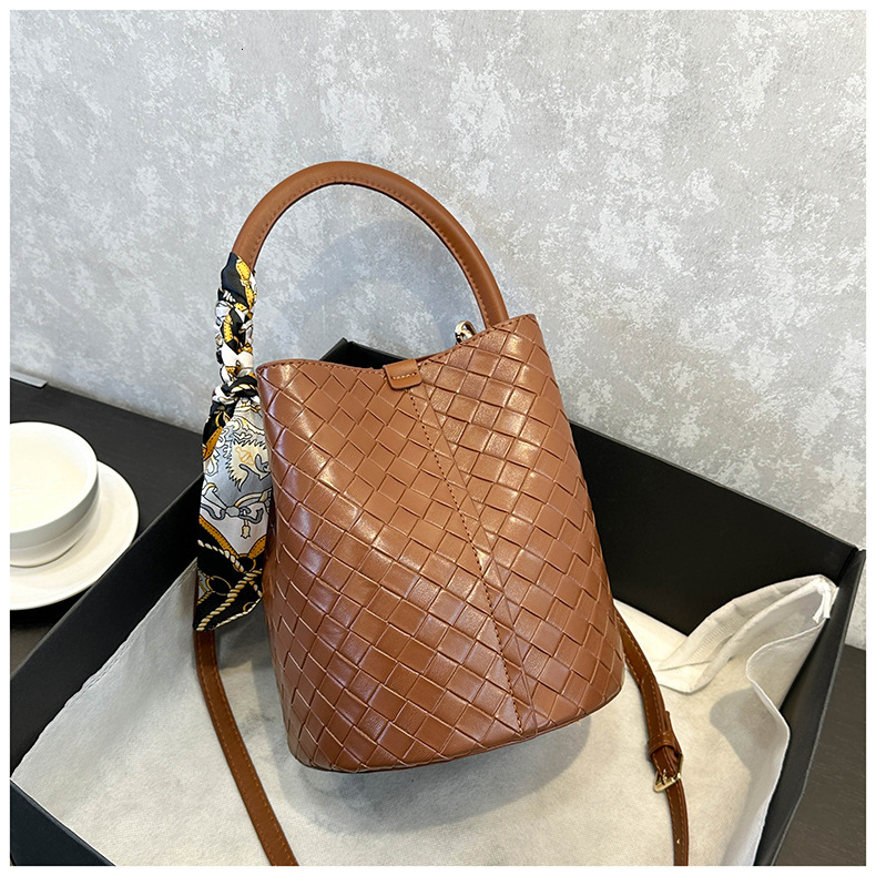 2025 New Women's Designer Bag Fashion Texture Woven Bucket Large Capacity Commuter Single Shoulder Handheld Women's Rail Cross Bag Money