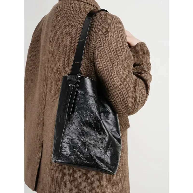 OEMG 2025 Spring And Summer Lazy Comfortable Fold Head Layer Cowhide Bucket Women's New Advanced Sense Tote Bag Leather