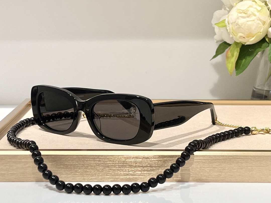 Y2K Black Sunglasses with Black Pearl Chain Women Summer Shades Designer Sunglasses UV Protection Eyewear