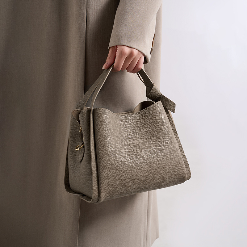 Designer Leather Versatile Minimalist Brown Black Large Magnetic Snap Buckle Luxury Bag Women Party The Beach Durable Adjustable Strap