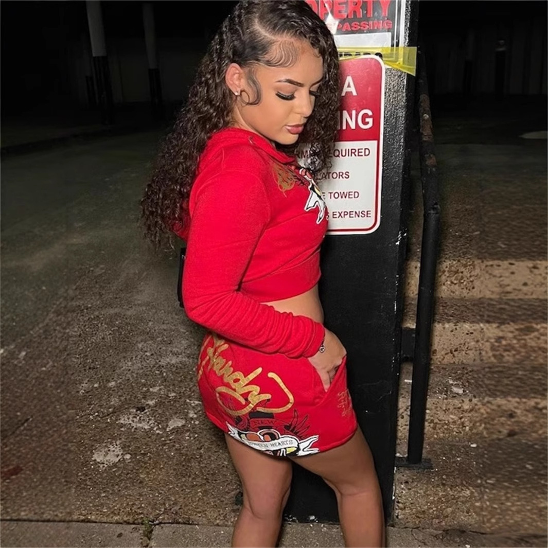 2025S Designer Women S Set Summer New Fashionable Spicy Girl Printed Umbilical Hoodie With Pattern Wrapping Hip Set