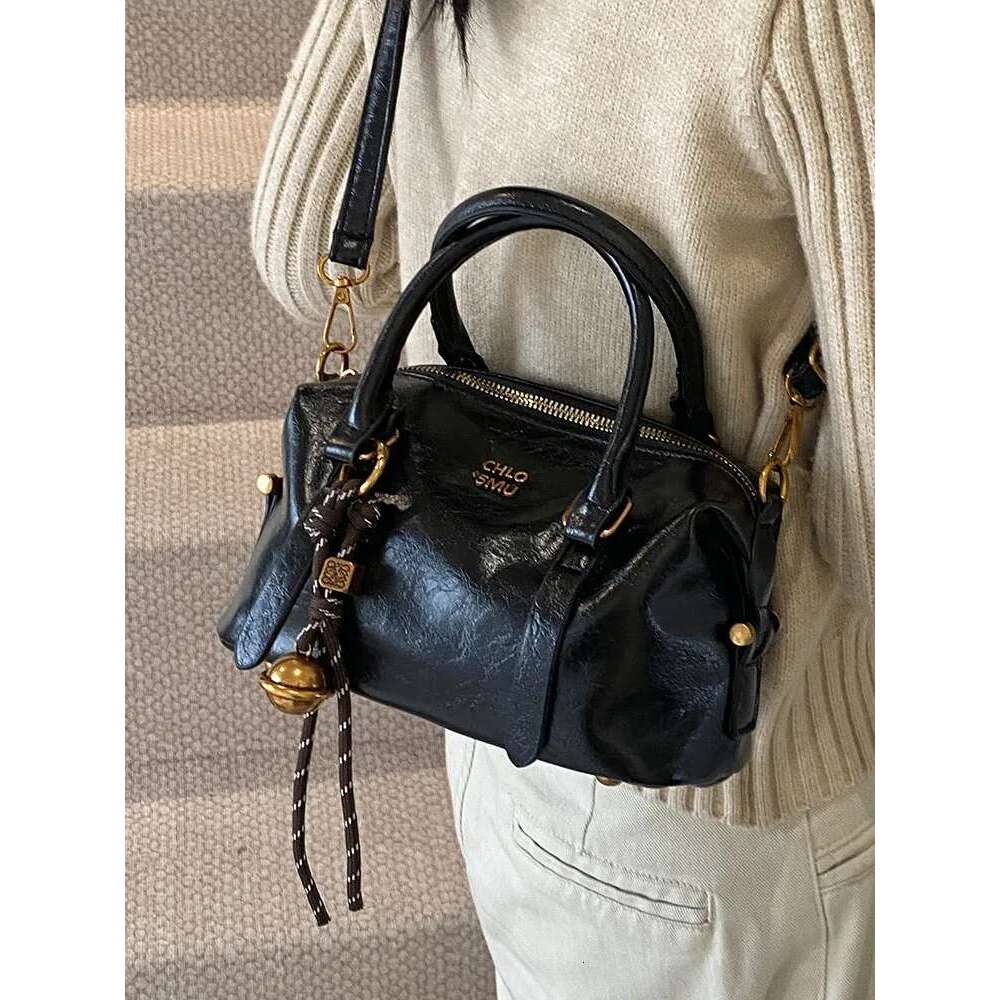 High-End Designer Handbags Women's 2025 New Winter Popular All-Match Retro Texture One-Shoulder Messenger Bag Trend