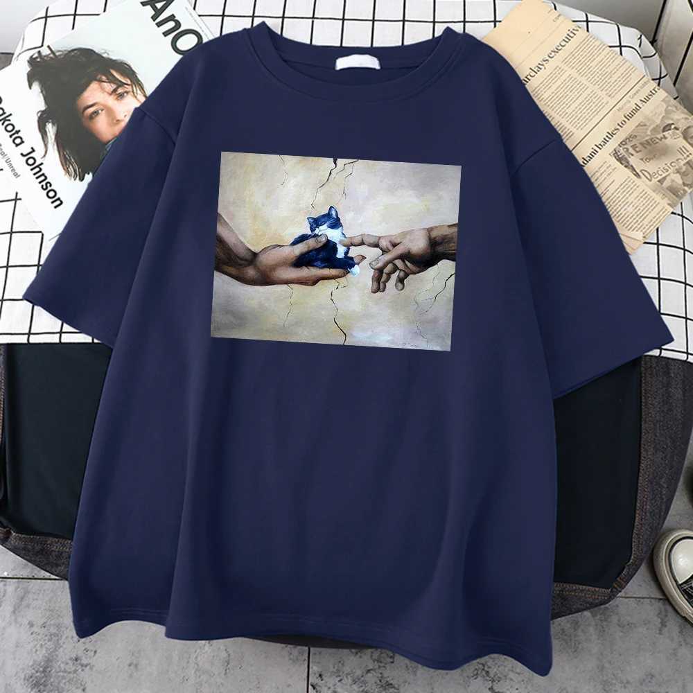 Handheld Cute Cat T-shirt Personalized Printed T-shirt Korean Trend T-shirt Street Wear Round Neck Comfortable Mens T-shirtXJ250409