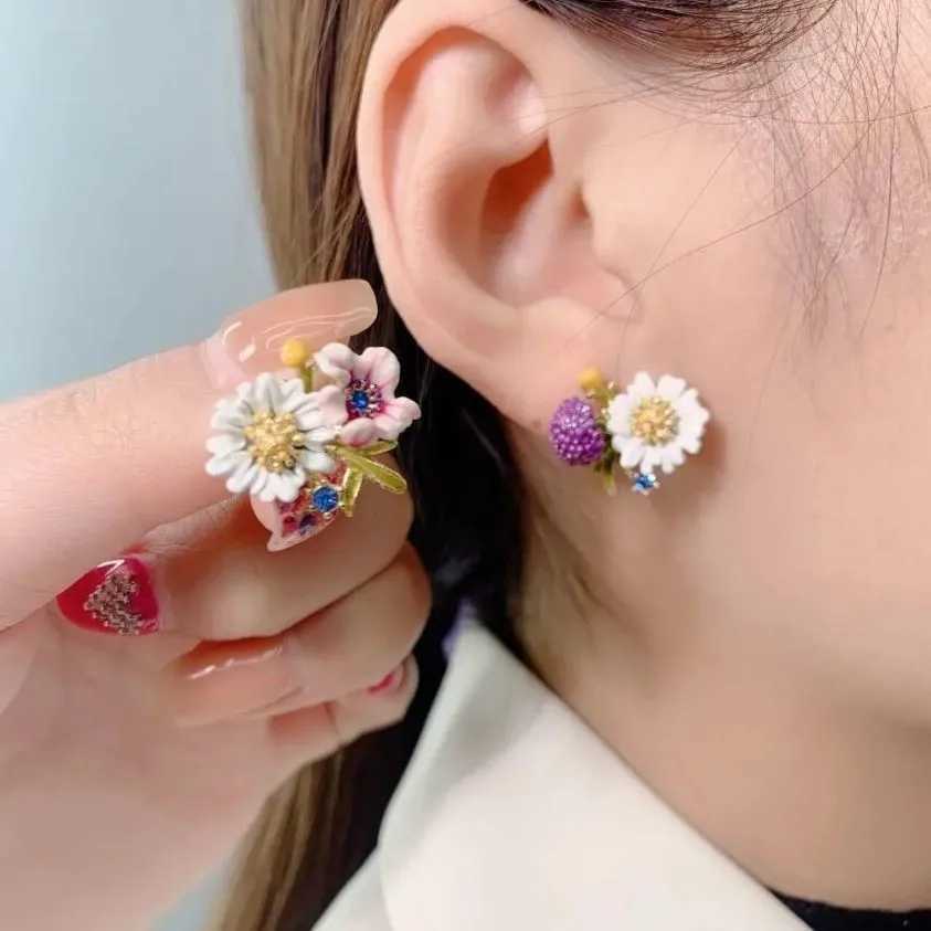 Sweet Cute Flowers Daisy Earrings for Women Simple Jewelry Accessories Korean Fashion Summer Chrysanthemum Stud Earrings Party Z250408
