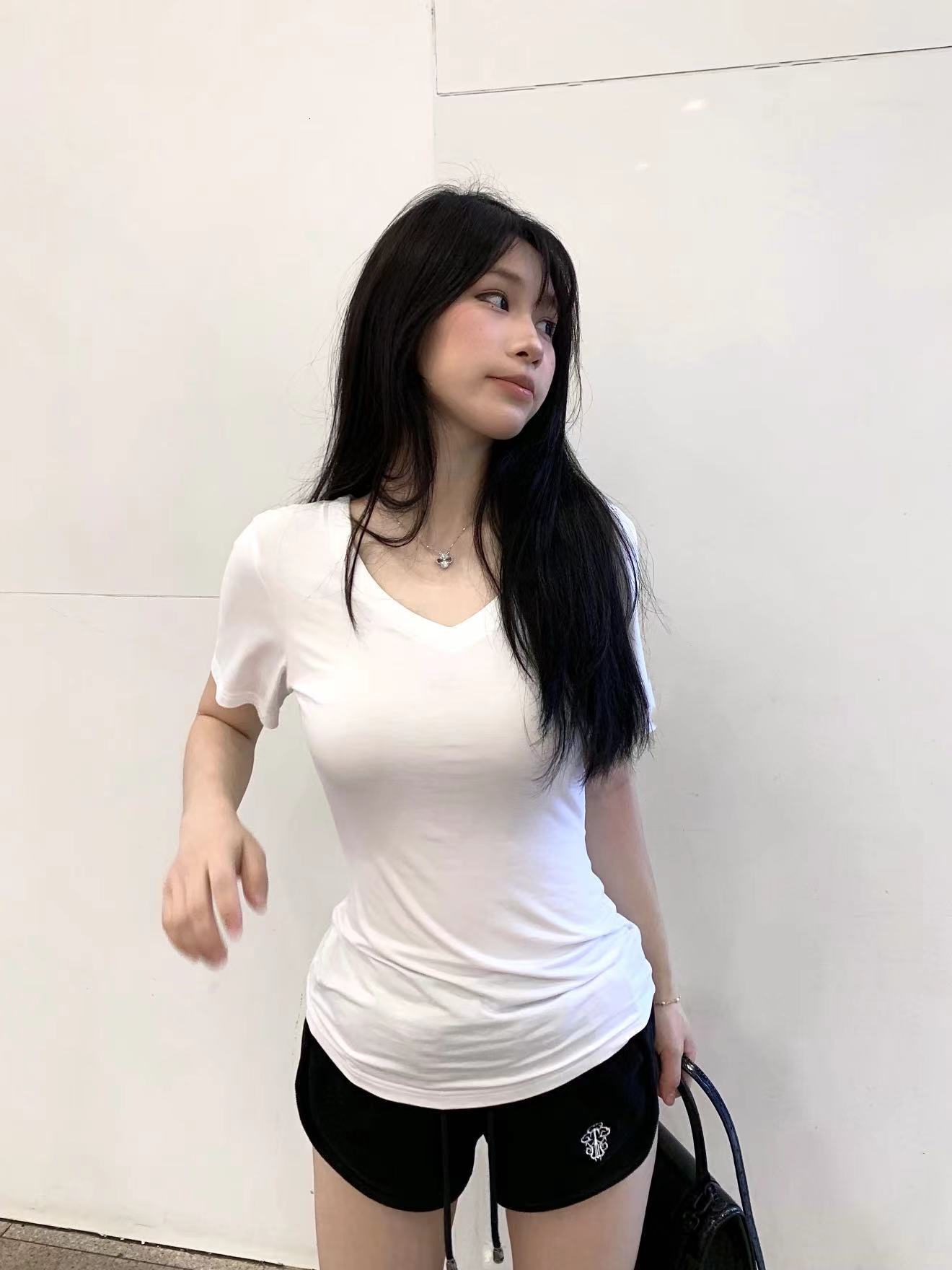 2025S Designer Women S T Shirt V Neck Sleeved T Shirt For Women In Summer Slim Fit And Slimming Spicy Girl American High Waisted Short Student Top Tre