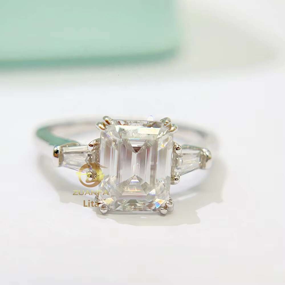 Hot Selling Three Stones 18k White Gold Emerald Cut Diamond 3ct Moissanite Engagement Ring for Women
