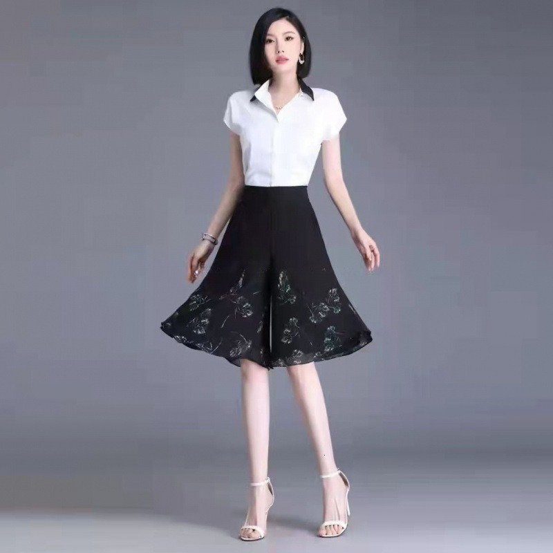 2025S Women s Designer Shorts Summer High Waist Wide Leg Shorts High Quality Comfortable Breathable Hot Pants Outdoor Casual Beach Pants