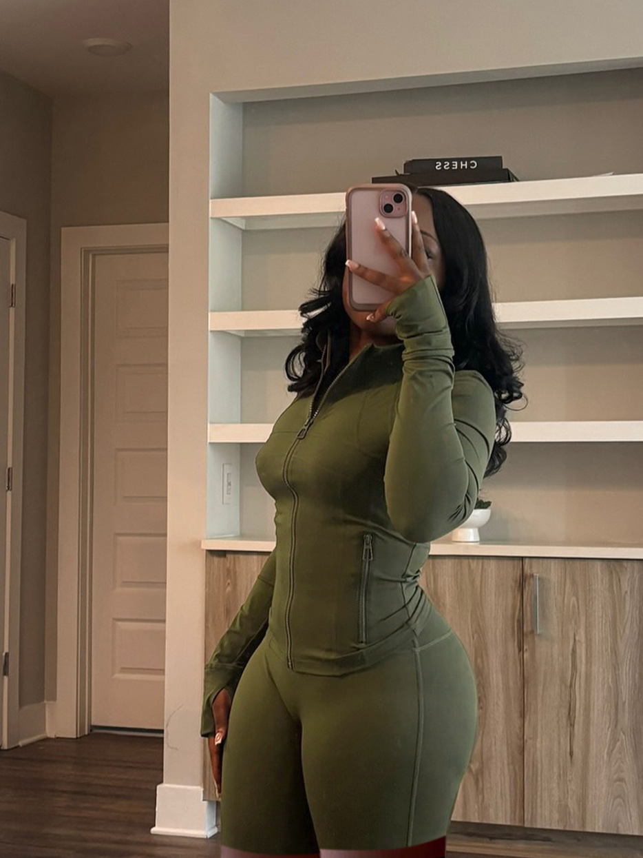 2025S Designer Women S Set Fashionable New Slim Fit Elastic Yoga Suit Solid Color Sports Style Long Sleeved Zipper Jacket Short Set