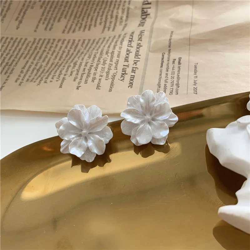 Big White Camellia Flower Stud Earring Female Simple Exaggerated Resin Ear Jewelry Wedding Best Friend Christmas Gift Z250408
