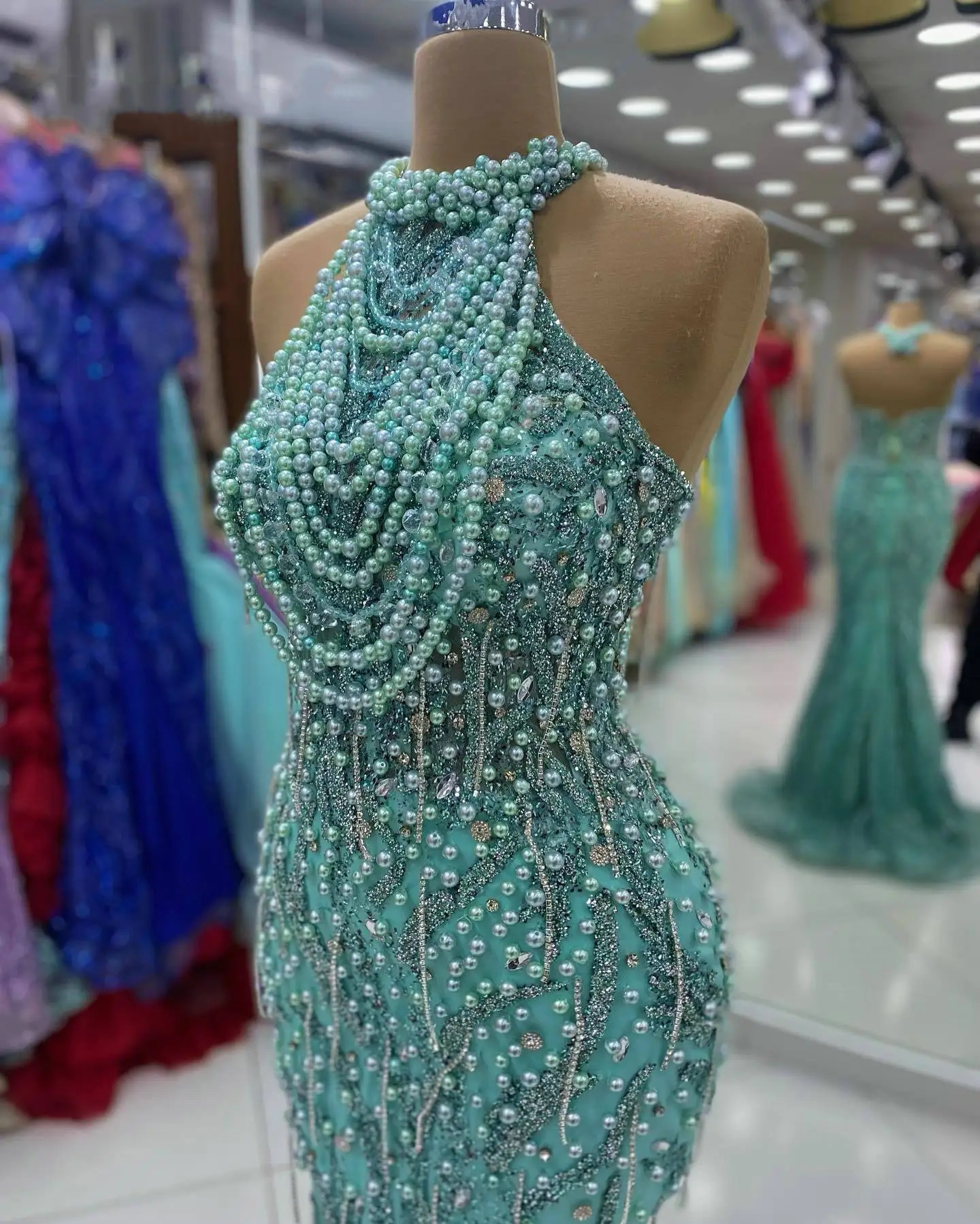 Exquisite Evening Dresses Halter Neck Sleeveless Gown Pearls Sequins Beading Sweep Train Dress Party Customized Dress