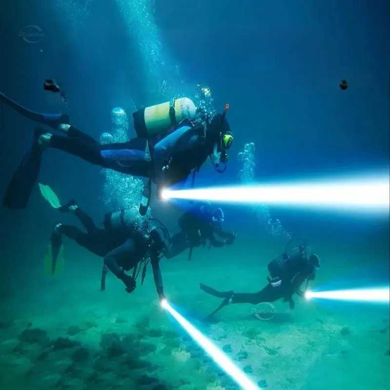 Diving flashlight charging strong light XHP70 focal long flash plastic waterproof underground lighting Y250409
