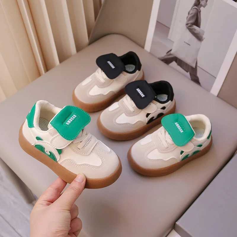 Childrens sports shoes black lightweight soft boy and girl baby running shoes four season model red childrens baby board shoes X250409