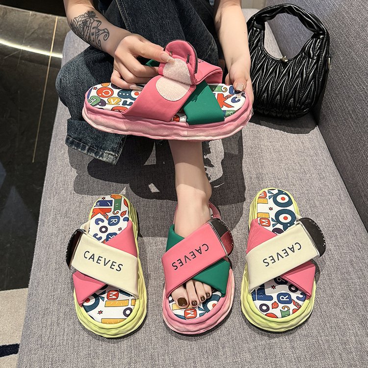 Ladies 2025 summer new fashion good-looking graffiti cartoon cute thick soles super soft flip-flops wear beach shoes