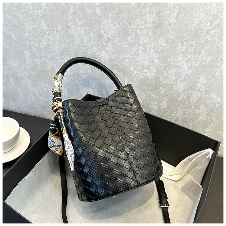 2025 New Women's Designer Bag Fashion Texture Woven Bucket Large Capacity Commuter Single Shoulder Handheld Women's Rail Cross Bag Money
