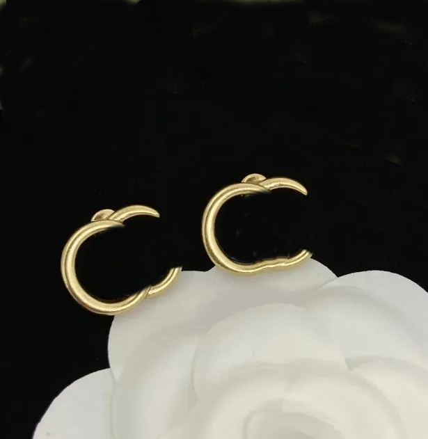 New international master luxury brand 18k gold and silver high-end fashionable women's earrings attract the attention of all boys as accessories