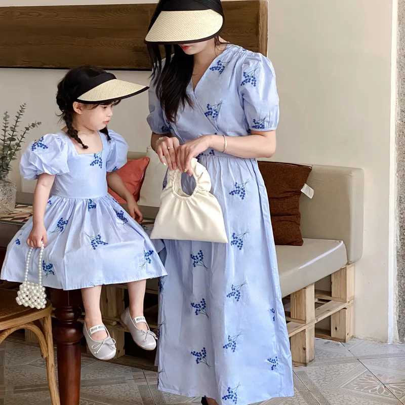 Like a mother the daughter is dressed in an elegant and beautiful princess dress suitable for womens blue short sleeved frog S2548