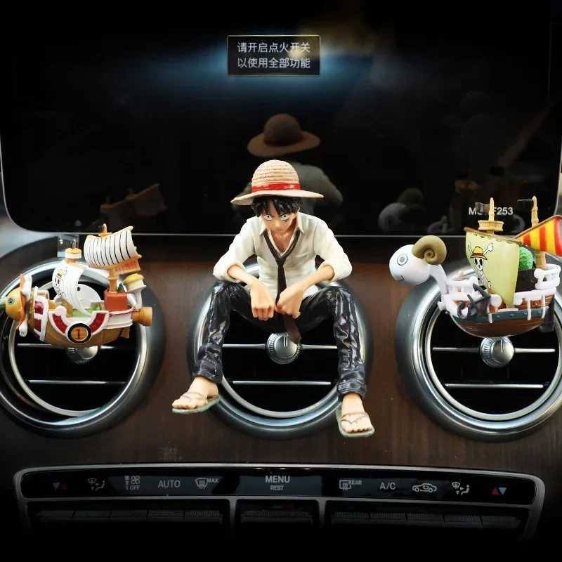 Lovely one-piece car air outlet perfume decoration Luffy Zoro action diagram decoration car interior X250409