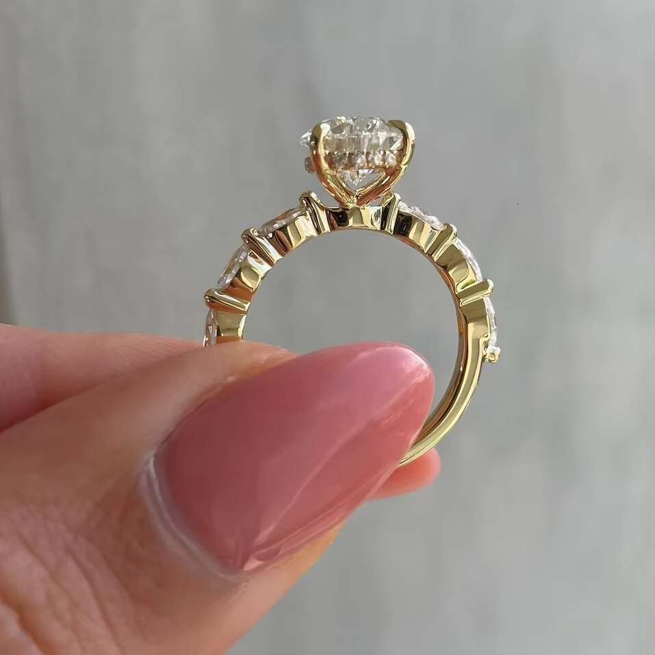 2025 Custom Pure 18-Karat Yellow Gold 4ct Pear Cut 8x12mm Dcolor VVS Moissanite Diamond Three Claws Solitaire Ring