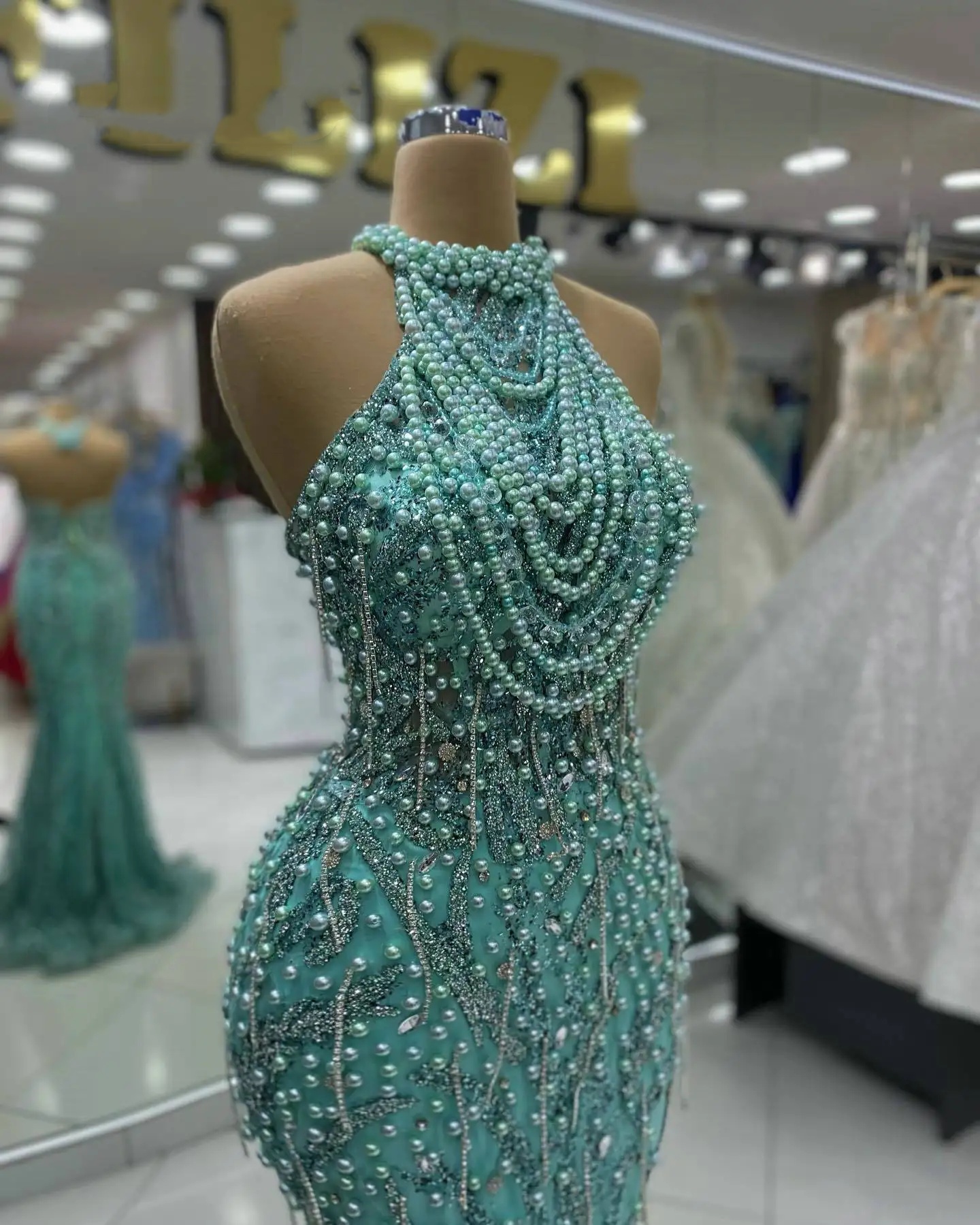 Exquisite Evening Dresses Halter Neck Sleeveless Gown Pearls Sequins Beading Sweep Train Dress Party Customized Dress