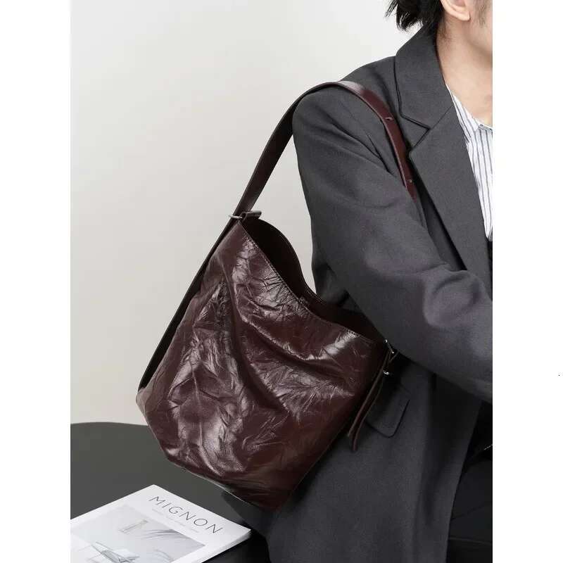 OEMG 2025 Spring And Summer Lazy Comfortable Fold Head Layer Cowhide Bucket Women's New Advanced Sense Tote Bag Leather
