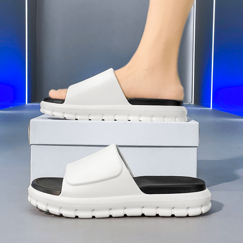 fashionable Large size slippers for men in summer comfortable, lightweight, breathable beach slippers sandals 36-45