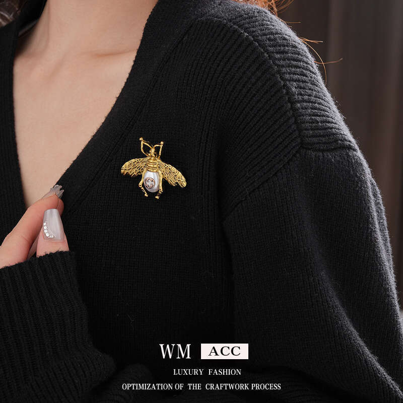 Vintage Honey Bee Pearl Brooch, New Light Chest wer, niche design, accessory for women