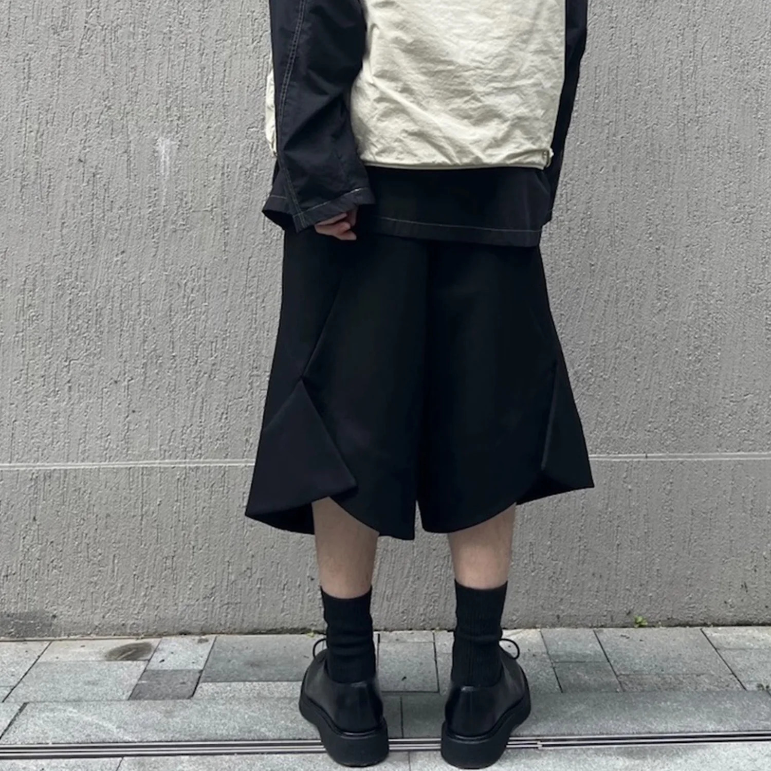 UMI MAO SpringSummer Street Irregular Casual Pants Suitable for Men and Women Same Blade Small Shorts 250409