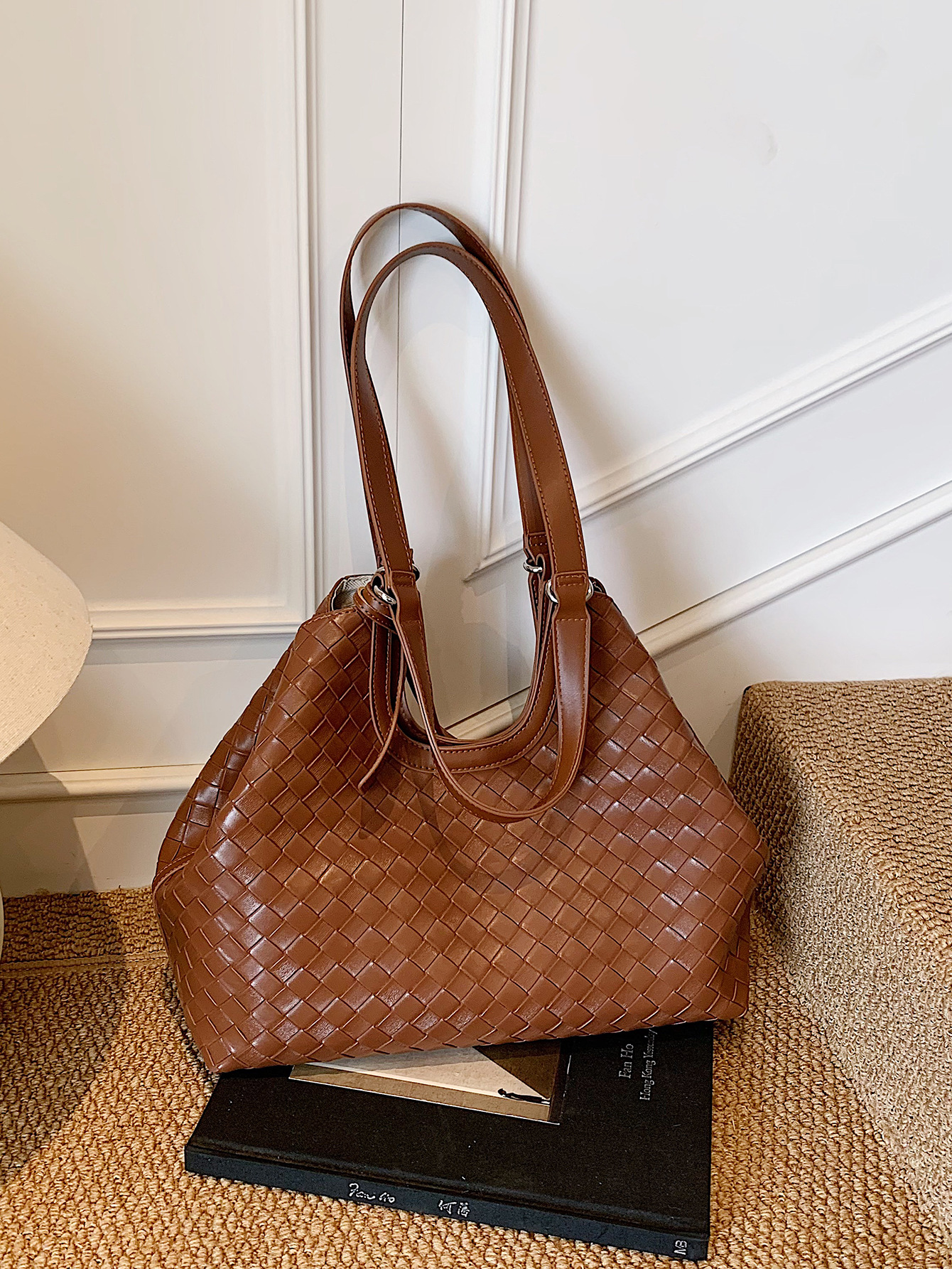 new Cross-border Style High-end Niche Woven Large-capacity Tote Bucket Bag Fashionable Retro Single-shoulder Handbag