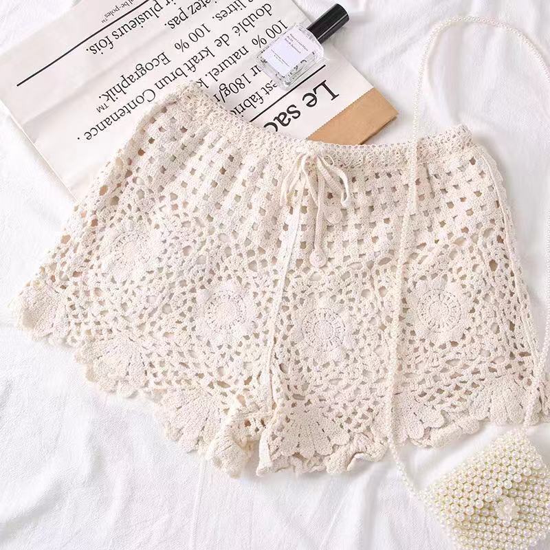 2025S Women s Designer Shorts Knitted Hook Flower Hollow Leisure Lace Hot Pants Sexy Hollow Safe Loose Bottom Pants Outdoor Beach Pants