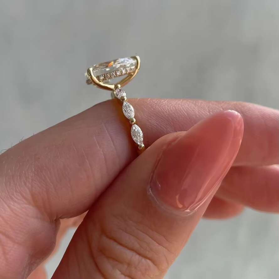 2025 Custom Pure 18-Karat Yellow Gold 4ct Pear Cut 8x12mm Dcolor VVS Moissanite Diamond Three Claws Solitaire Ring
