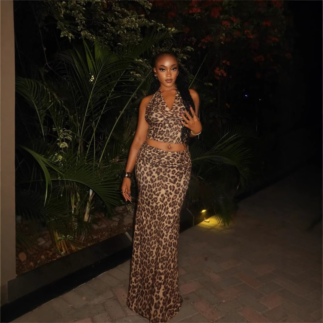 2025S Designer Women S Set New Fashionable Slim Fit Leopard Print Sexy Hanging Neck Short Vest Top Hip Hugging Long Skirt Set