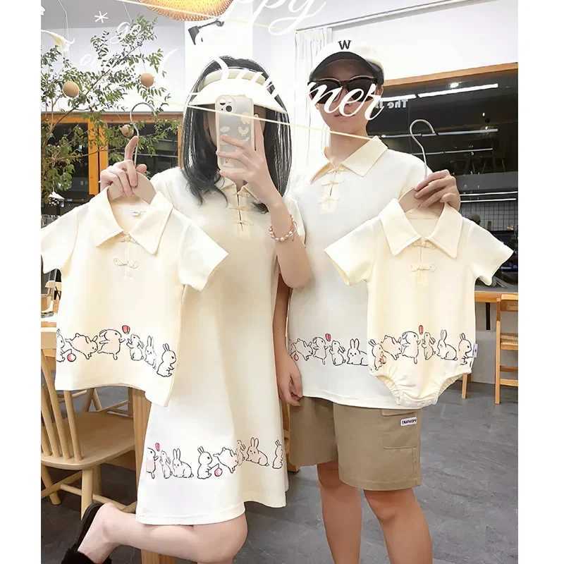 Chinese parents and children match clothes for the whole family looking like mothers and daughters wearing father son equal T-shirts S2548