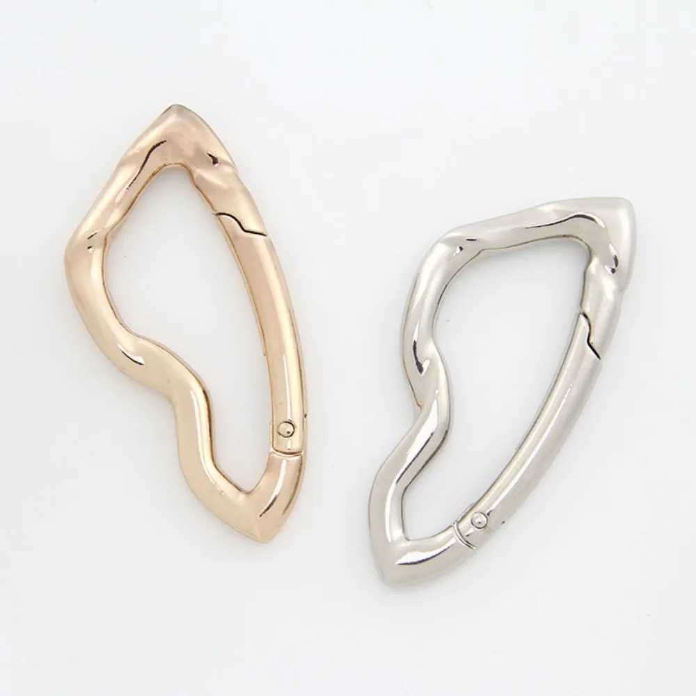 Irregular metal buckle mens spring keychain large car keychain punk bag waist buckle creative womens DIY keychainXJ250409