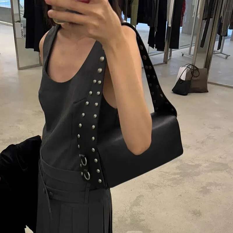 Meet You Chic Black Leather Underarm Fashionable Retro Motorbike Rivet Design Women's Shoulder Bag Female Daily Commute2025