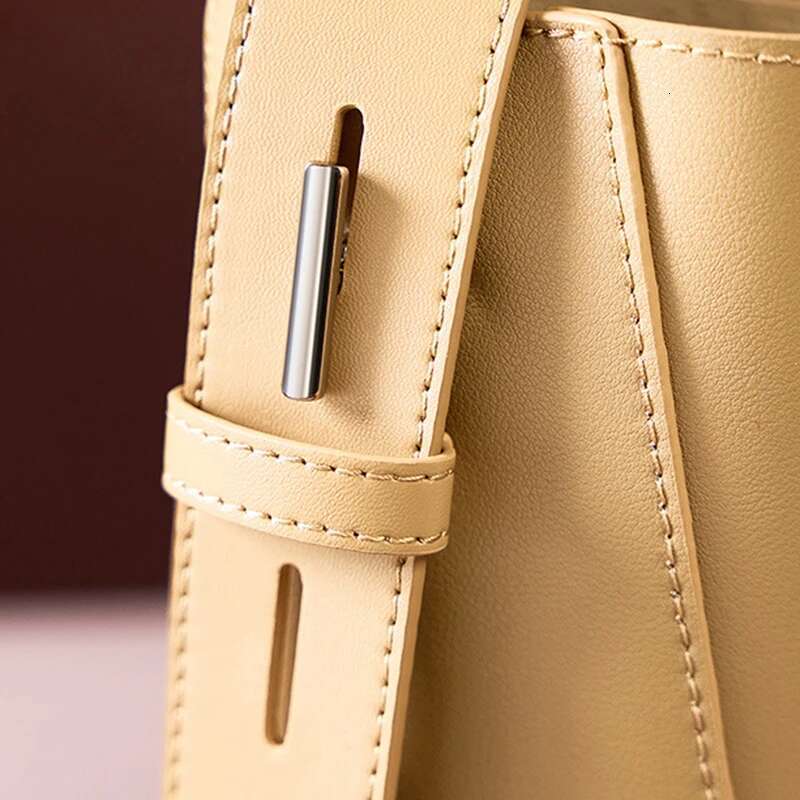 Fashionable New Hand-Held Shoulder Genuine Leather Women's Bag, Large Capacity Commuting Solid Color Bucket Bag