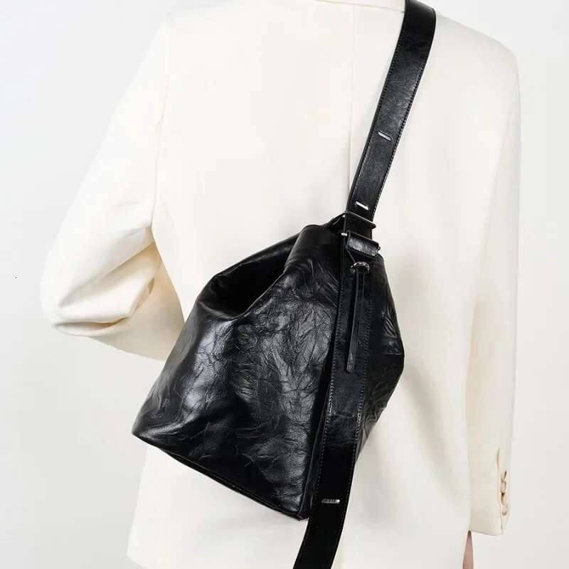 OEMG 2025 Spring And Summer Lazy Comfortable Fold Head Layer Cowhide Bucket Women's New Advanced Sense Tote Bag Leather