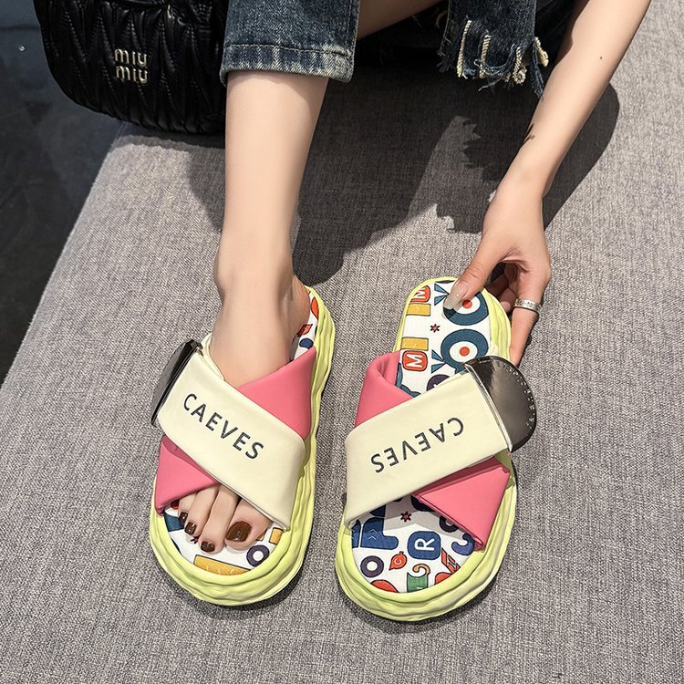 Ladies 2025 summer new fashion good-looking graffiti cartoon cute thick soles super soft flip-flops wear beach shoes