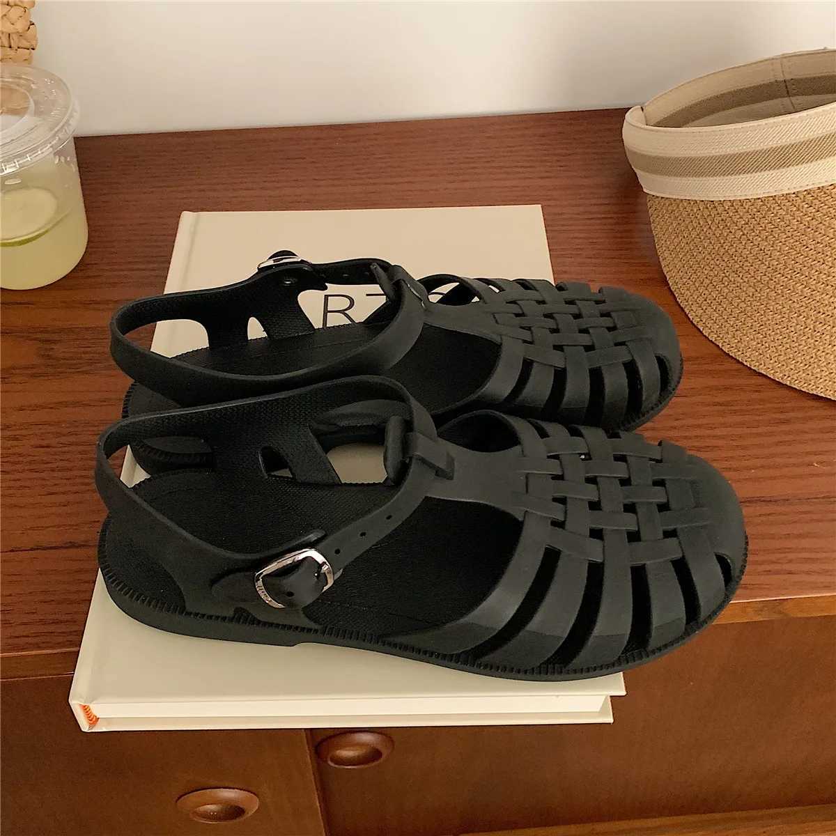 New Arrival Summer Womens Roman Jelly Sandals Retro Flat Transparent Crystal Beach Sandals Round Toes Casual Hollow Designer Shoes T250409