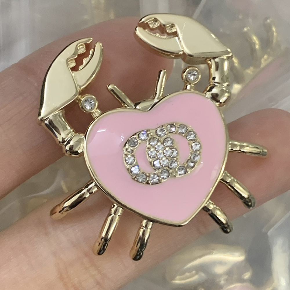 2026 New Designer Brooches Crystal Rhinestone Pearl Crab Real Gold Brass Copper Stamp Letter Brooch Pin Collar Versatile Dress Pins Fashion Womens Bro