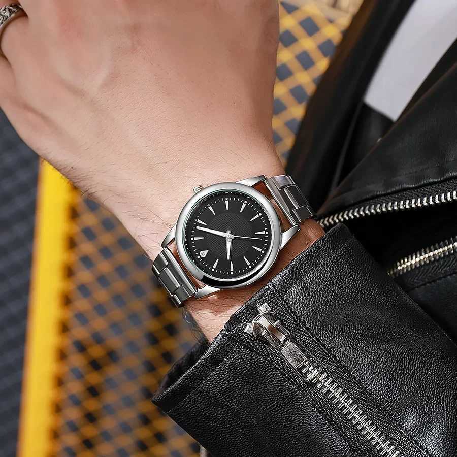 Luxury couple quartz watch with gold strap black and white dial fashionable mens watch unisex business casual watchXJ250408