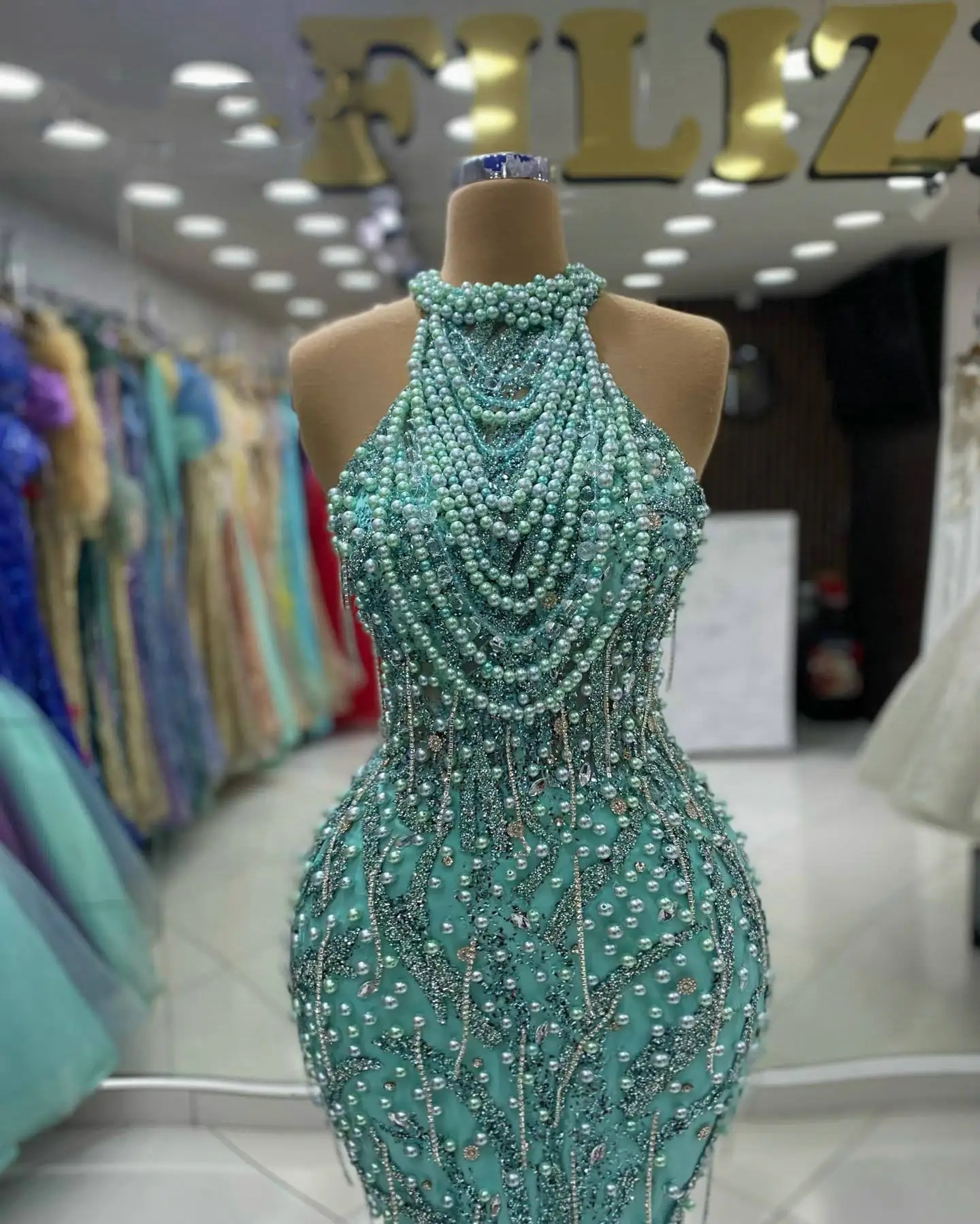 Exquisite Evening Dresses Halter Neck Sleeveless Gown Pearls Sequins Beading Sweep Train Dress Party Customized Dress
