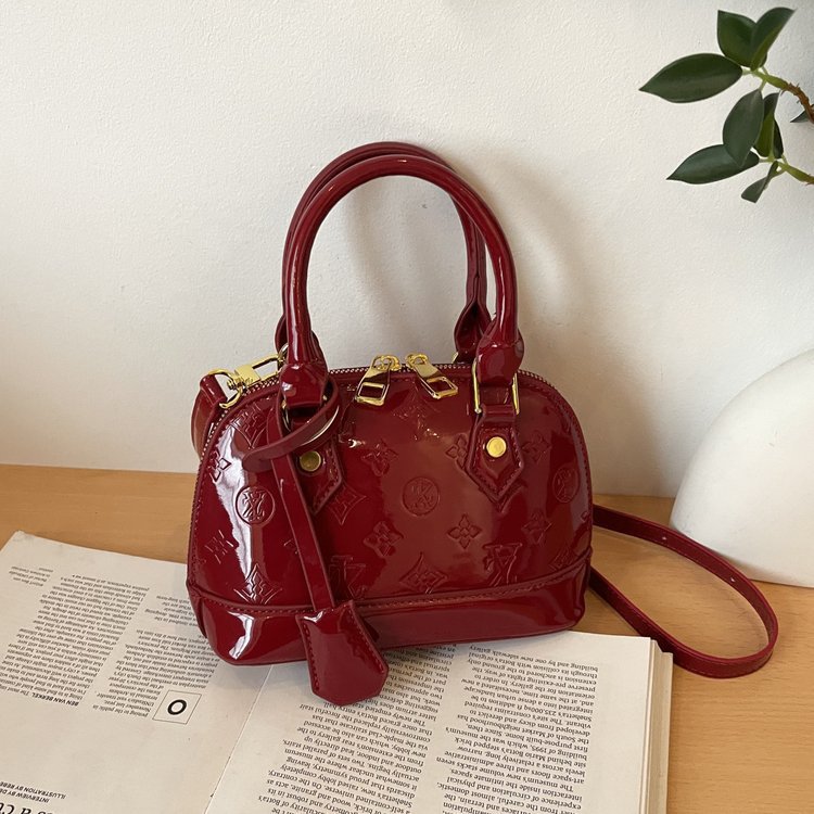 Free shipping Designer bag Glossy Pattern Shell Bag Retro Luxury Metal Accessories Dual-Use Handle Strap Daily Compact Bag for womens