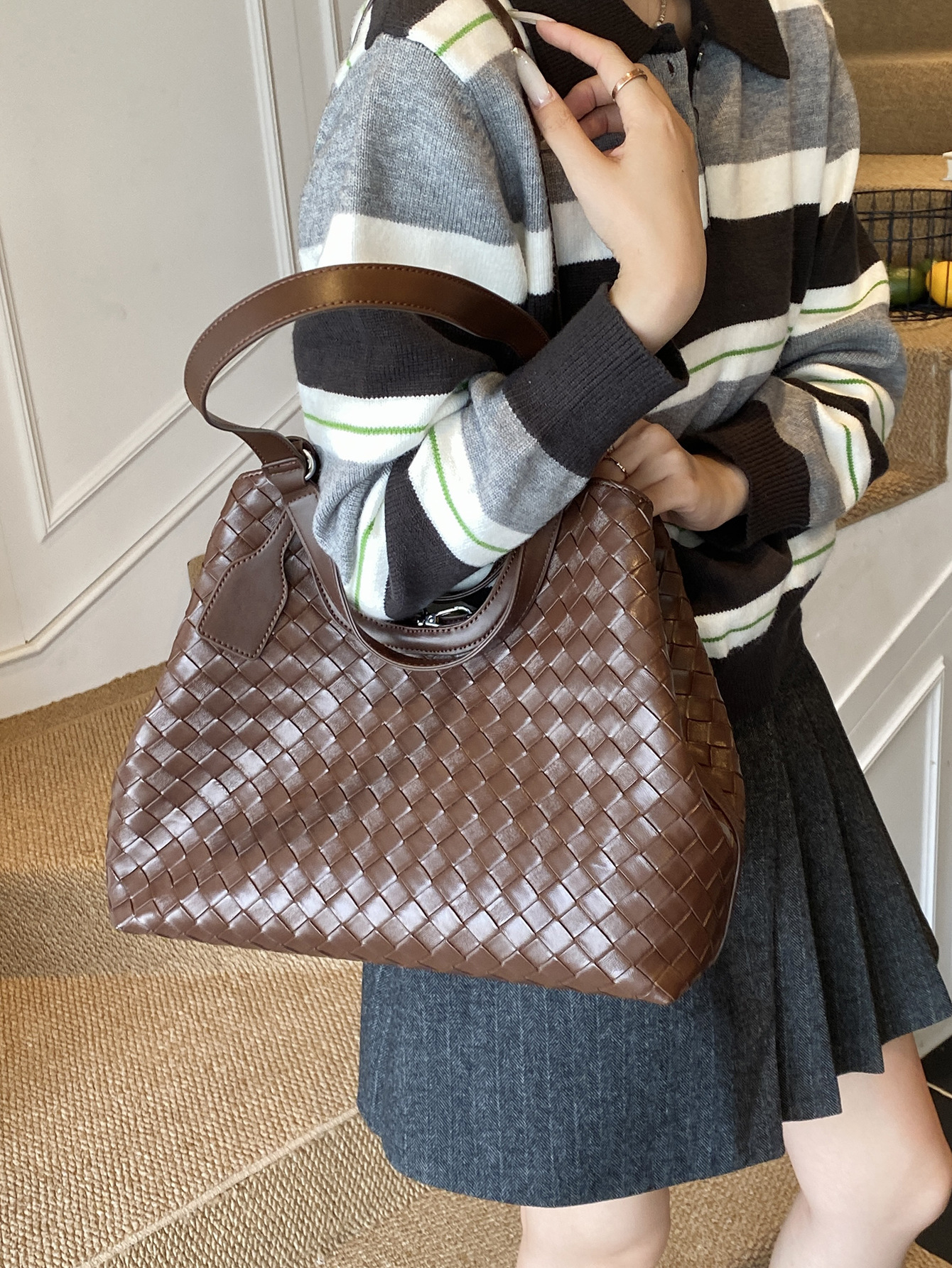 new Cross-border Style High-end Niche Woven Large-capacity Tote Bucket Bag Fashionable Retro Single-shoulder Handbag