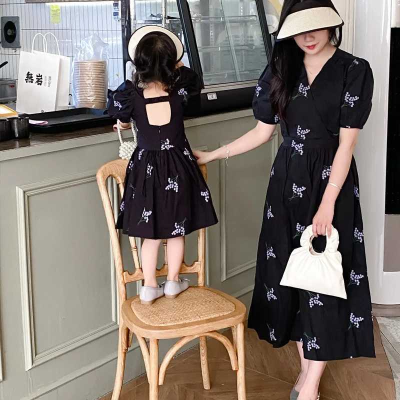 Like a mother the daughter is dressed in an elegant and beautiful princess dress suitable for womens blue short sleeved frog S2548