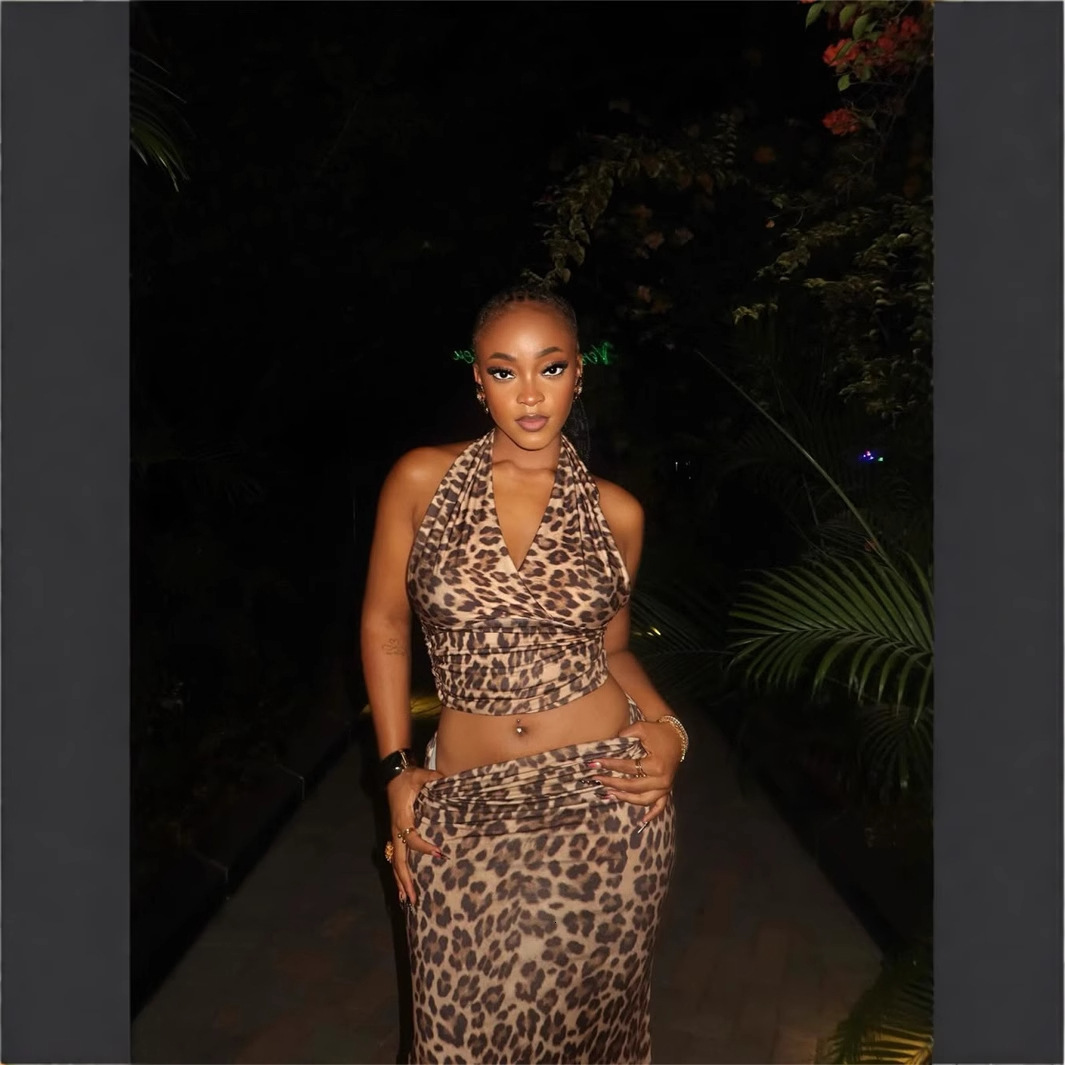 2025S Designer Women S Set New Fashionable Slim Fit Leopard Print Sexy Hanging Neck Short Vest Top Hip Hugging Long Skirt Set